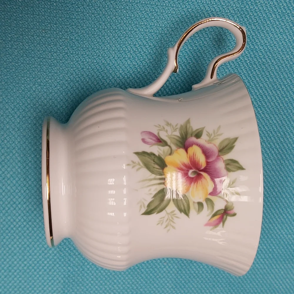 🫖 August Pansy Birthday Tea Cup & Saucer - Picture 8 of 11